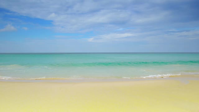 自然视频普吉岛海滩海。夏日的海滩海景，海滩海空间区域。在泰国普吉岛的卡伦海滩。自然和旅游的概念。视频素材