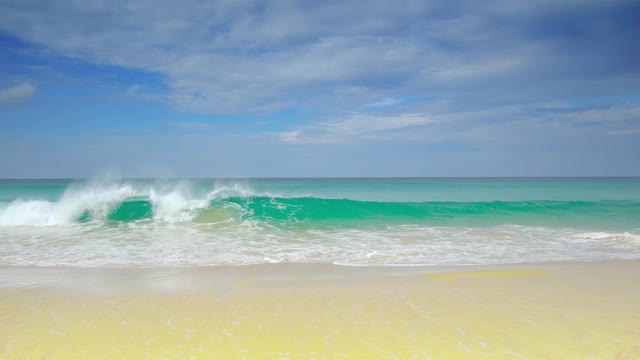 自然视频普吉岛海滩海。夏日的海滩海景，海滩海空间区域。在泰国普吉岛的卡伦海滩。自然和旅游的概念。视频素材