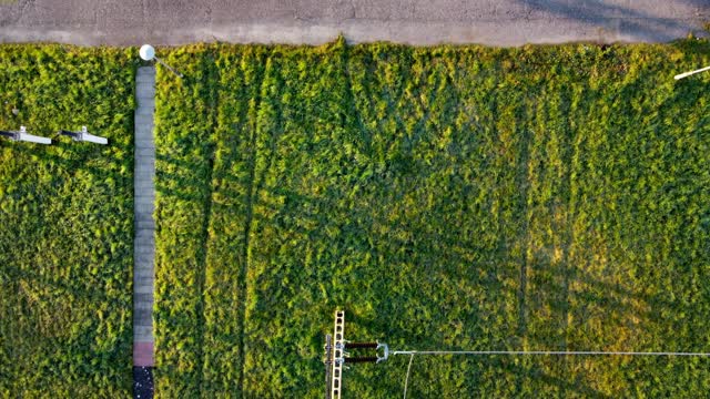 电力变压器:用于提高或降低电压、高压电站的设备。俯视图从飞行的无人机。视频素材