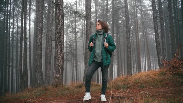 一位年轻女子站在小路上欣赏风景视频素材