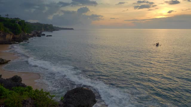 小岛附近美丽的日落，热带海滩上的小船在海水中视频素材