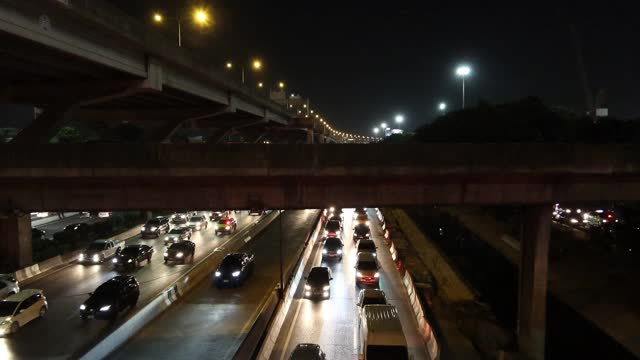 泰国夜间交通道路车辆照明4K视频素材