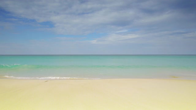 自然视频普吉岛海滩海。夏日的海滩海景，海滩海空间区域。在泰国普吉岛的卡伦海滩。自然和旅游的概念。视频素材