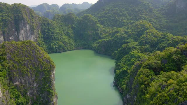 航拍下龙湾国家公园在越南由成千上万的小和大石灰岩岛屿组成。去越南旅游的概念视频素材