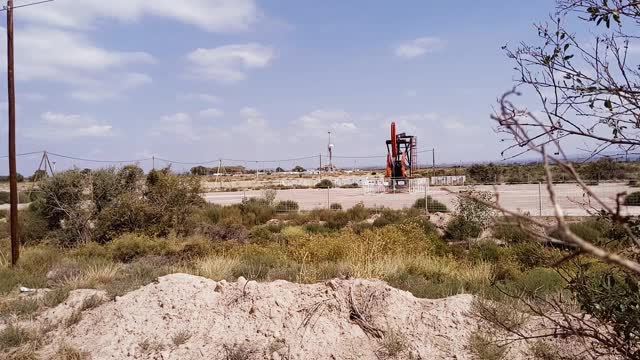 阿根廷巴塔哥尼亚门多萨省钻机的油泵千斤顶。视频素材