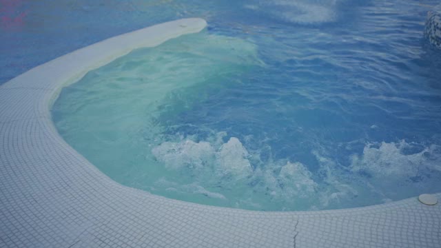 现代游泳池里的热水浴缸视频素材