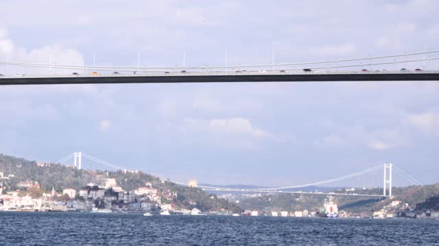 横跨博斯普鲁斯海峡,伊斯坦布尔海峡的视频素材