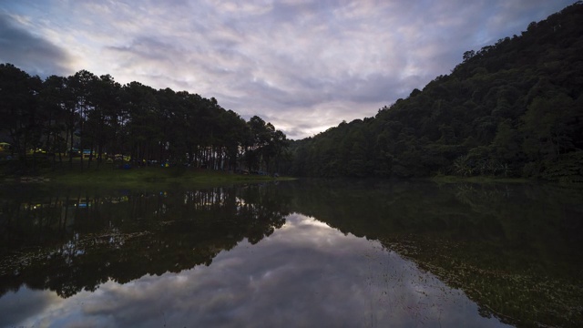 庞昂水库的4K延时拍摄。庞昂水库是泰国湄宏颂著名的露营区和旅游景点视频素材