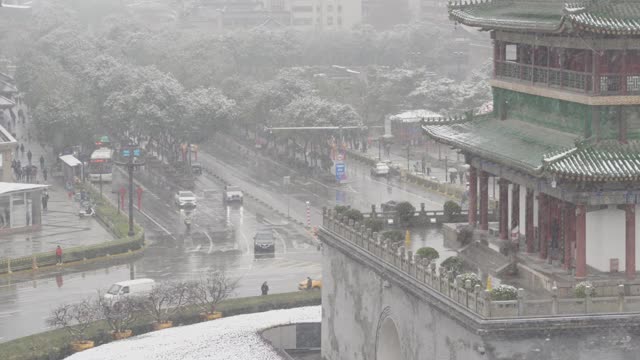 雪中的古老钟楼，中国西安。视频素材