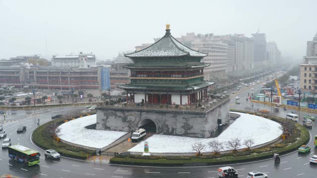 雪中的古老钟楼，中国西安。视频素材