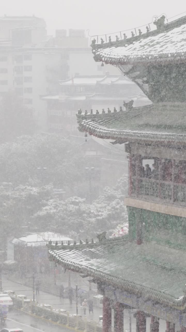 中国西安，雪中的古钟楼。视频素材