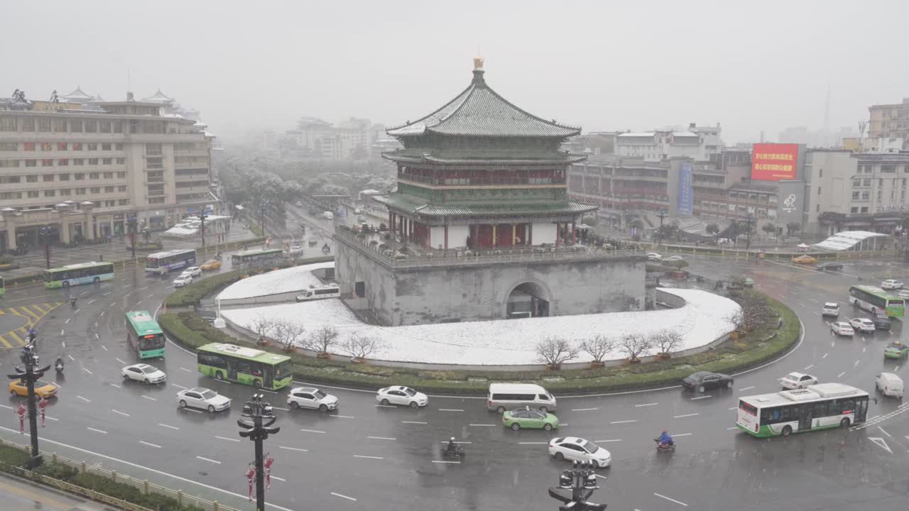 雪中的古老钟楼，中国西安。视频素材