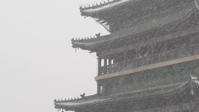 雪中的古老钟楼，中国西安。视频素材