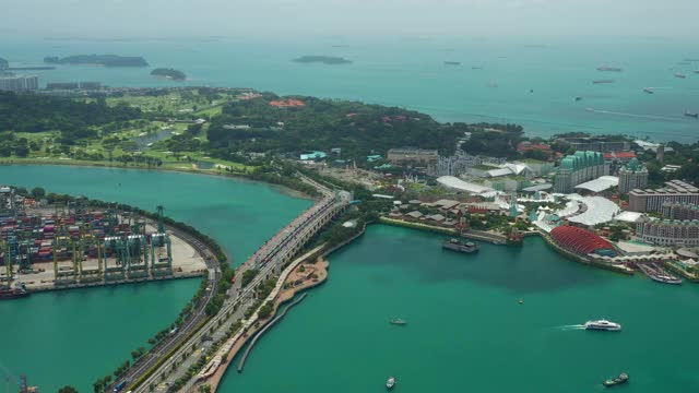 阳光明媚的日子新加坡市著名的港口湾圣淘沙岛交通大桥航拍全景图4k视频素材