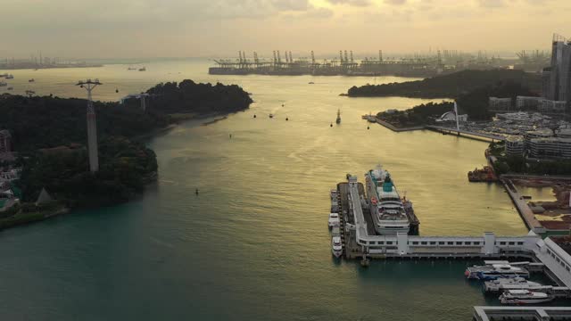 日落天空新加坡城市著名的邮轮码头圣淘沙岛缆车道路港口视图空中全景4k视频素材