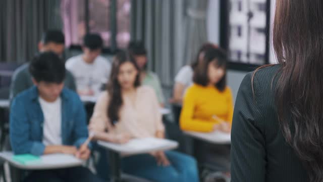 课堂上老师提问和学生举手的后视图视频下载