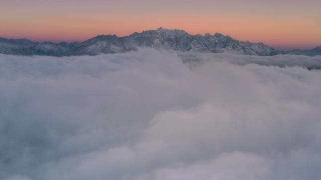 日出时的雪山和云瀑是世界上最迷人的风景视频素材