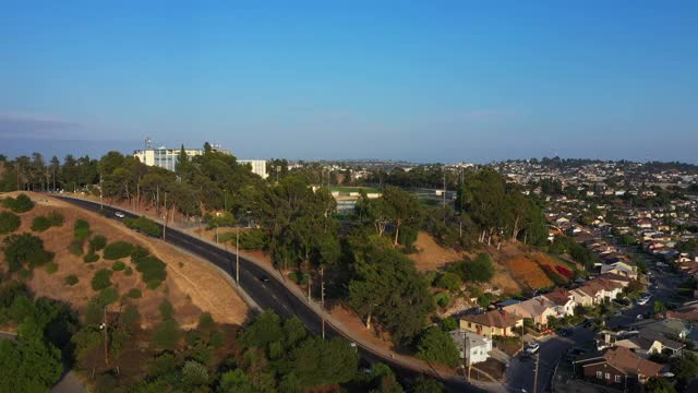 史诗空中高中山顶上的一个足球场揭示住宅市中心洛杉矶在日落期间，美国加利福尼亚州视频素材