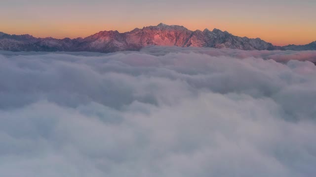 日出时的雪山和云瀑是世界上最迷人的风景视频素材