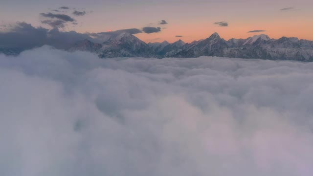 日出时的雪山和云瀑是世界上最迷人的风景视频素材