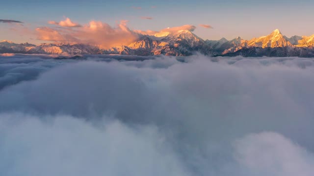 日出时的雪山和云瀑是世界上最迷人的风景视频素材