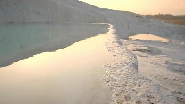 在Pamukkale，水从石灰华梯田缓慢流动视频素材