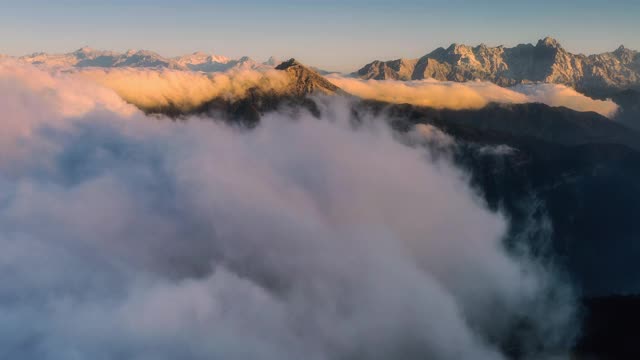 日出时的雪山和云瀑是世界上最迷人的风景视频素材