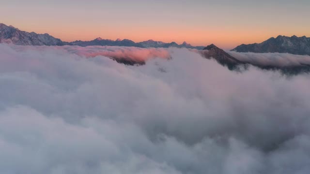 日出时的雪山和云瀑是世界上最迷人的风景视频素材