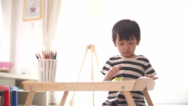 小男孩按照他的想法制作橡皮泥视频素材