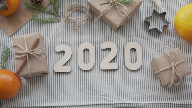 在圣诞礼物排行榜上，从2020年到2021年的数字发生了变化。2021年新年即将到来。穿毛衣的女孩摆出2021年圣诞气氛视频下载