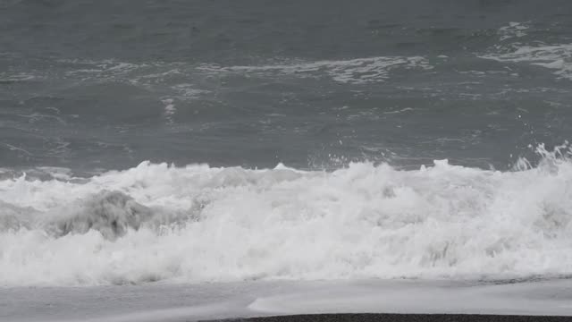 海滩上的暴风雨天视频素材