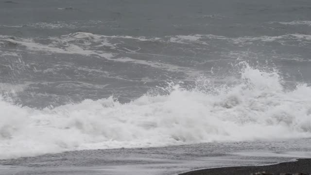 海滩上的暴风雨天视频素材