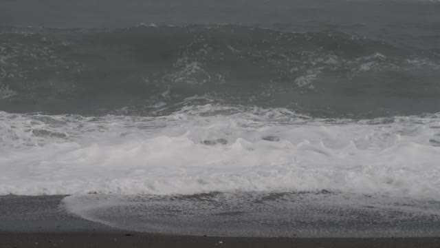 海滩上的暴风雨天视频素材