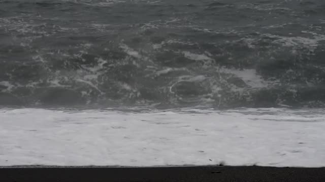 海滩上的暴风雨天视频素材