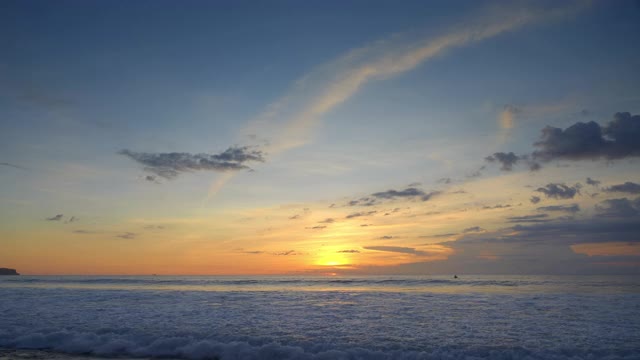 日落在海洋与休潮泡沫波浪和深蓝色的水下生动的黄色天空与云视频素材