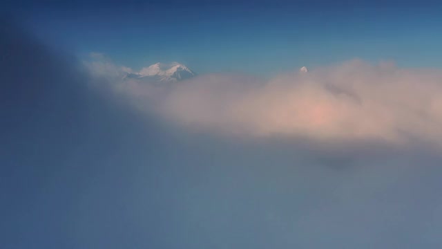 日出时的雪山和云瀑是世界上最迷人的风景视频素材