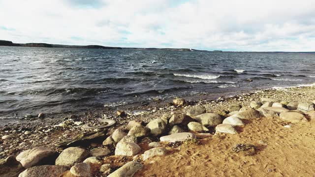 海浪冲击着扎斯拉夫斯科水库的岩石海岸视频素材