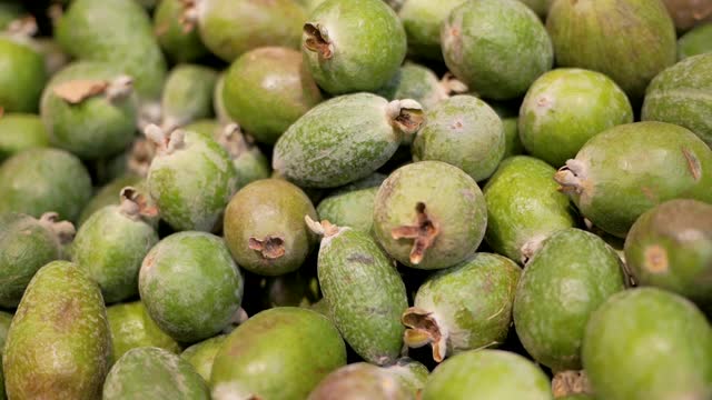 Feijoa在篮球里。慢动作视频素材