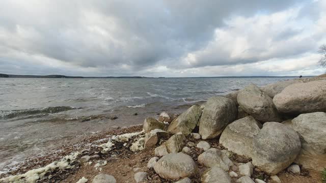 海浪拍打着明斯克海岸的石头视频素材