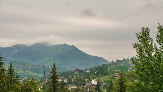 这个村庄位于喀尔巴阡山脉，以群山为背景，有着美丽的历史视频素材