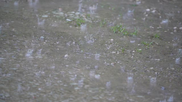 雨滴落在爱沙尼亚城市的地面上视频素材