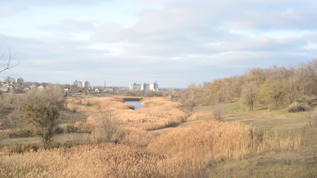 秋天的田园风光。背景是乌克兰城市Krivoy Rog的农村房屋和高层建筑视频下载