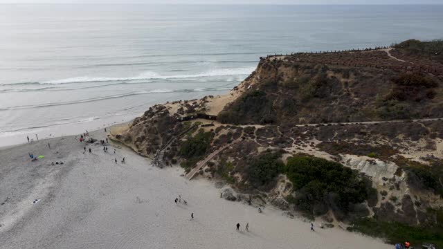 德尔马北海滩鸟瞰图，加州海岸悬崖和住宅与太平洋视频素材