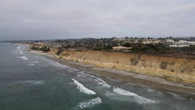 德尔马北海滩鸟瞰图，加州海岸悬崖和住宅与太平洋视频素材