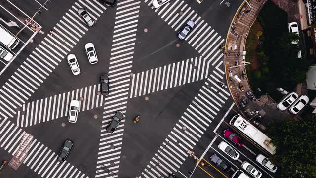 T/L PAN无人机视角城市街道十字路口视频素材