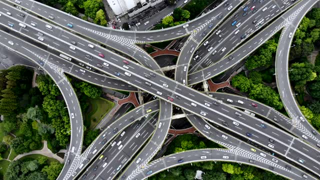 繁忙道路交叉口鸟瞰图视频素材