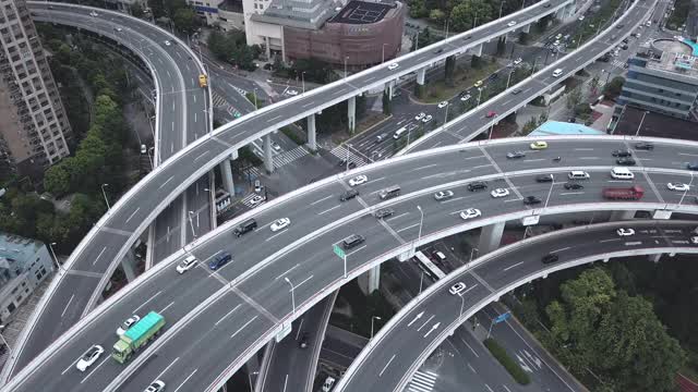 繁忙道路交叉口鸟瞰图视频素材