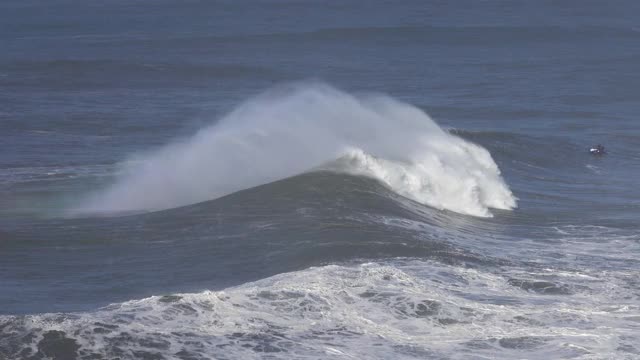 波涛汹涌的海面上翻滚的大浪视频素材