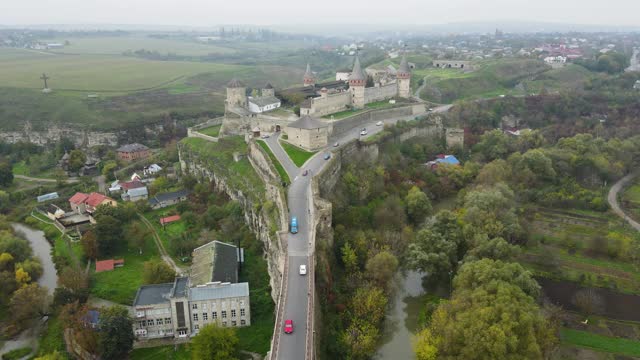 无人机鸟瞰古Kamianets-Podilskyi城堡。Kamianets-Podilskyi镇附近的老Kamenetz-Podolsk堡垒。视频素材