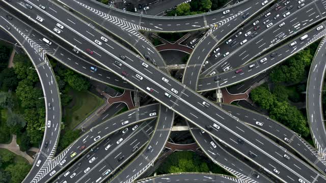 繁忙道路交叉口鸟瞰图视频素材